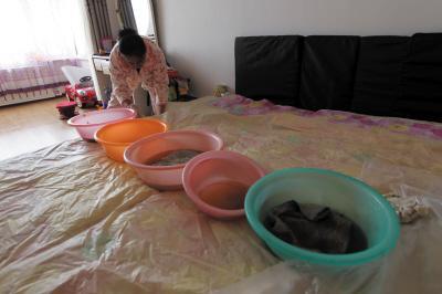 建平楼上漏水，住户失联，小区没物管，业主维权难！律师来支招……